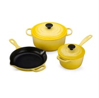 Ensemble de casseroles en fonte émaillée colorées, ustensiles de cuisson élégants et ensemble de rangement alimentaire