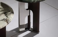 Table basse convertible moderne et minimaliste avec plateau en verre noir, structure en acier inoxydable durable et cadre en bois massif pour salon et maison