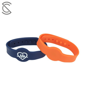 Bracelet RFID personnalisé en silicone rouge et bleu gravé au laser, étanche, pour contrôle d'accès, compatible Classic 1K ISO 13.56MHz - Product Image 3