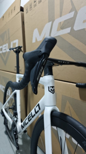 Vélo <span class=keywords><strong>de</strong></span> <span class=keywords><strong>route</strong></span> haut <span class=keywords><strong>de</strong></span> gamme en fibre <span class=keywords><strong>de</strong></span> carbone intégrale avec tige <span class=keywords><strong>de</strong></span> selle aérodynamique, frein à disque 700C, vélo <span class=keywords><strong>de</strong></span> course à bon <span class=keywords><strong>prix</strong></span> - Product Image 6