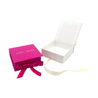 Coffret cadeau de bijoux en carton rose personnalisé avec logo Bijoux de luxe en forme de livre blanc mat avec poignées en ruban