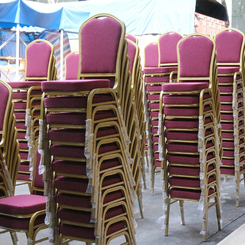 도매 저렴한 럭셔리 쌓을 수있는 금 철 금속 결혼식 연회 의자 호텔 가구 파티 및 이벤트 의자 알루미늄