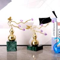 Sculpture de gourde en laiton de luxe, branche de cristal d'améthyste naturelle, base en marbre vert, décoration pour la maison, le bureau, le hall d'hôtel, usine OEM ODM