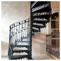 Escalier en spirale PRIMA, forme unique pour décorer les intérieurs de maisons à plafonds hauts et à lofts ouverts
