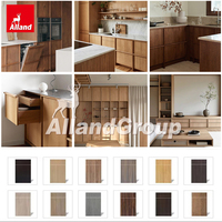 Armoire de cuisine Alland Nordic Atmosphere Clean Lines en acier inoxydable avec plan de travail en placage de noyer noir pour maison de ville d'architecte