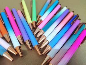 ปากกาลูกลื่นโลหะคริสตัลสีรุ้งวิบวับ สวยน่ารัก ดีไซน์เก๋ ให้สัมผัสหนักแน่น - Product Image 6