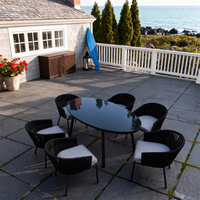 Ensemble d'extérieur moderne européen, table ovale et 6 fauteuils avec coussin épais, meubles de patio minimalistes pour centre de villégiature