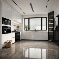 Meuble de cuisine Joysource blanc laqué brillant en mélaminé en forme de L avec vitrine en verre noir et appareils encastrés, sur mesure pour appartement