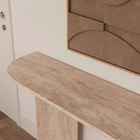 Table console en marbre travertin beige Dream Home, plateau demi-lune, base hexagonale en prisme, pierre naturelle, meuble d'entrée.