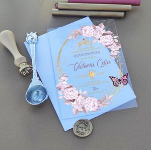 Invitación de Quinceañera XV de Lujo en Acrílico Transparente con Detalles en Dorado y Gris Oscuro, Rosas Púrpuras y Sello de Cera con Impresión Personalizada - Product Image 6