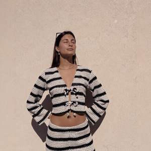 ชุดคลุมโครเชต์สำหรับผู้หญิงปี 2026 แบบสั่งทำพิเศษ แขนยาว คอวีลึก ชุดถักนิตติ้ง 2 ชิ้น ชุดชายหาดฤดูร้อน เสื้อครอปท็อป กางเกงขายาว - Product Image 3