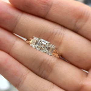 Anillo de Compromiso con Diamante Cultivado en Laboratorio Cuadrado Personalizado, Joyería de Diamante de Laboratorio de Tres Piedras, Anillo de Diamante Cultivado en Laboratorio de <span class=keywords><strong>18K</strong></span> - Product Image 4