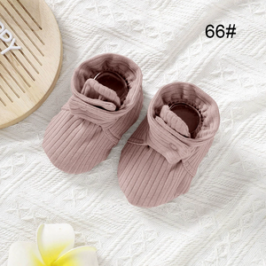 Ensemble hiver nouveau design en coton biologique : moufles réglables et chaussons antidérapants pour bébé - Product Image 4