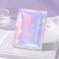 Pochette pour masque facial en feuille holographique nacrée avec encoche de déchirement et finition irisée pour collections de cadeaux de beauté modernes