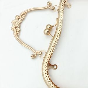 20.5cmエンボス加工<span class=keywords><strong>M</strong></span>字型プラムブロッサムブレスレット口ゴールドメタルハンドル女性ハンドバッグ財布フレームシルバーガンブラックアンティーク - Product Image 5