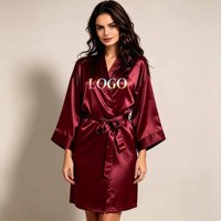 Robe de salon élégante rouge bordeaux, soyeuse et brillante, style cache-cœur en fausse soie, idéale pour les soins du visage, les soins corporels et les studios de microblading