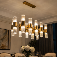 Lustre linéaire doré à 12 lumières, hauteur réglable, style Art Déco, avec tiges en verre cannelé transparent pour salon, chambre, hôtel