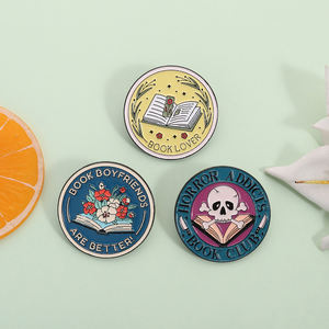 Эмалированная брошь в виде черепа - Product Image 2