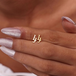 Nouvelles boucles <span class=keywords><strong>d</strong></span>'oreilles en acier inoxydable plaqué or première lettre personnalisées nom <span class=keywords><strong>personnalisé</strong></span> boucles <span class=keywords><strong>d</strong></span>'oreilles cadeaux <span class=keywords><strong>d</strong></span>'anniversaire de Noël - Product Image 1