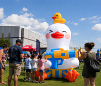 Canard gonflable personnalisé avec pistolet à eau pour la décoration d'événements festifs, la publicité commerciale, les événements de carnaval