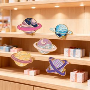 En gros, accessoires personnalisés : badges, épingles de col pour uniformes et articles en métal, motifs planètes, étoiles, galaxie, violet, rose - Product Image 2