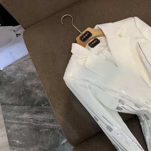 Completo da Ufficio <span class=keywords><strong>in</strong></span> Stile Francese di Qualità per Donna, Blazer Slim Fit <span class=keywords><strong>con</strong></span> Paillettes e Bottone Singolo, <span class=keywords><strong>Pantaloni</strong></span> a Zampa <span class=keywords><strong>con</strong></span> <span class=keywords><strong>Vita</strong></span> Elastica, Set 2 Pezzi - Product Image 5