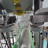 Poignée de bouteille en plastique automatique insérant l'usine de machine de pressage