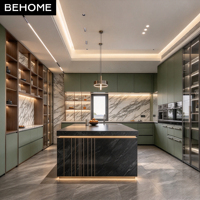 Meubles de cuisine modulaires verts sur mesure avec îlot de cuisine en marbre foncé et vitrine en verre LED pour projet de cuisine de villa ou d'hôtel