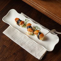 Assiette à sushi en céramique à bords ondulés blancs, longue assiette de service pour sushis, tapas, apéritifs, fêtes, maison, restaurant et restauration