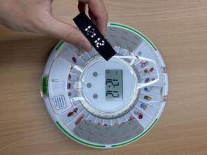 カスタムZOMCARE M111 28日間のリマインダー薬オーガナイザースマートBluetooth自動ピルディスペンサー9アラームLCDディスプレイ付き - Product Image 4