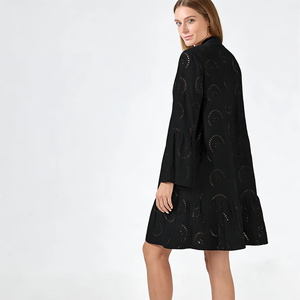 Robe trapèze noire brodée à œillets pour femme grande taille - Manches cloche, ourlet volanté, coupe ample, décontractée, longueur genou, col en V, trois-quarts - Product Image 5