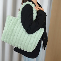 Sac fourre-tout moelleux grande capacité, sac à bandoulière élégant en peluche, sac de shopping pour femme à porter sous le bras
