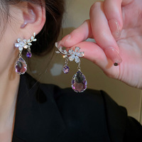 Boucles d'oreilles tendance en laiton plaqué or 18 carats avec zircon violet en forme de fleur et pompon, bijoux de luxe légers haut de gamme pour femmes