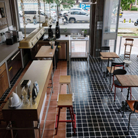 Ensemble de comptoirs de bar en bois sur mesure, vitrine, table et chaises pour café-restaurant, solution complète de rénovation et de design intérieur pour café