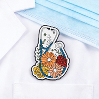 Vente chaude Nouveaux badges médicaux en gros Émail doux coloré Motif fleur Souvenir Cadeau Badge Épinglette en métal personnalisée Stéthoscope