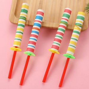 Fouet rétractable de style farce, baguettes magiques colorées en papier hilarantes, accessoires de blague - Product Image 1
