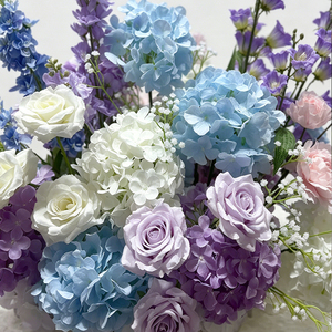 Centro de Mesa Floral de Seda en Tonos Fríos Azules, Lila y Blanco con Hortensias y Esporas Altas para Decoración de Mesa en Bodas y Despedidas de Soltera - Product Image 3