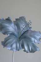 Installation de fleurs d'hibiscus géantes de luxe personnalisées, décoration florale imperméable en EVA pour scène de mariage et exposition commerciale
