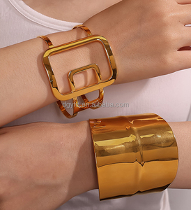Brazalete Abierto Moderno Cleopatra, Elegante Brazalete Egipcio de Oro de 18K con PVD, Brazalete <span class=keywords><strong>Extra</strong></span> Grande con Textura Geométrica e Irregular - Product Image 5