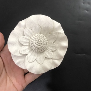 Elegante ramillete de Camelia de 10,5 cm y broche horquilla pequeña fragante en forma de flor de PU joyería accesorio grande para ropa - Product Image 1