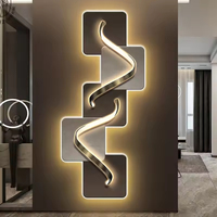 Couloir avec des peintures décoratives de lumières, plumes suspendues de couloir, luxe, peintures murales modernes minimalistes