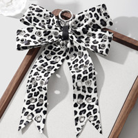 Porte-clés et pendentif de sac rétro, style doux et cool, avec motif léopard, motif laitier, motif œil, couleur unie et nœud
