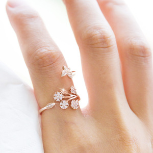 Anello da Donna Regolabile con Micro Incastonature a Farfalla, Gioiello Versatile a Forma di Dente di Leone per Dito Indice, Nuovo Arrivo Europeo - Product Image 4