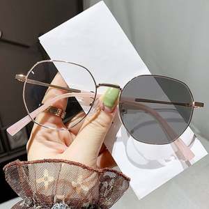 Gafas de Miopía con Marco de Aleación Poligonal para Hombre y Mujer, Moda 2025, Anti Luz Azul, Fotocromáticas - Product Image 3