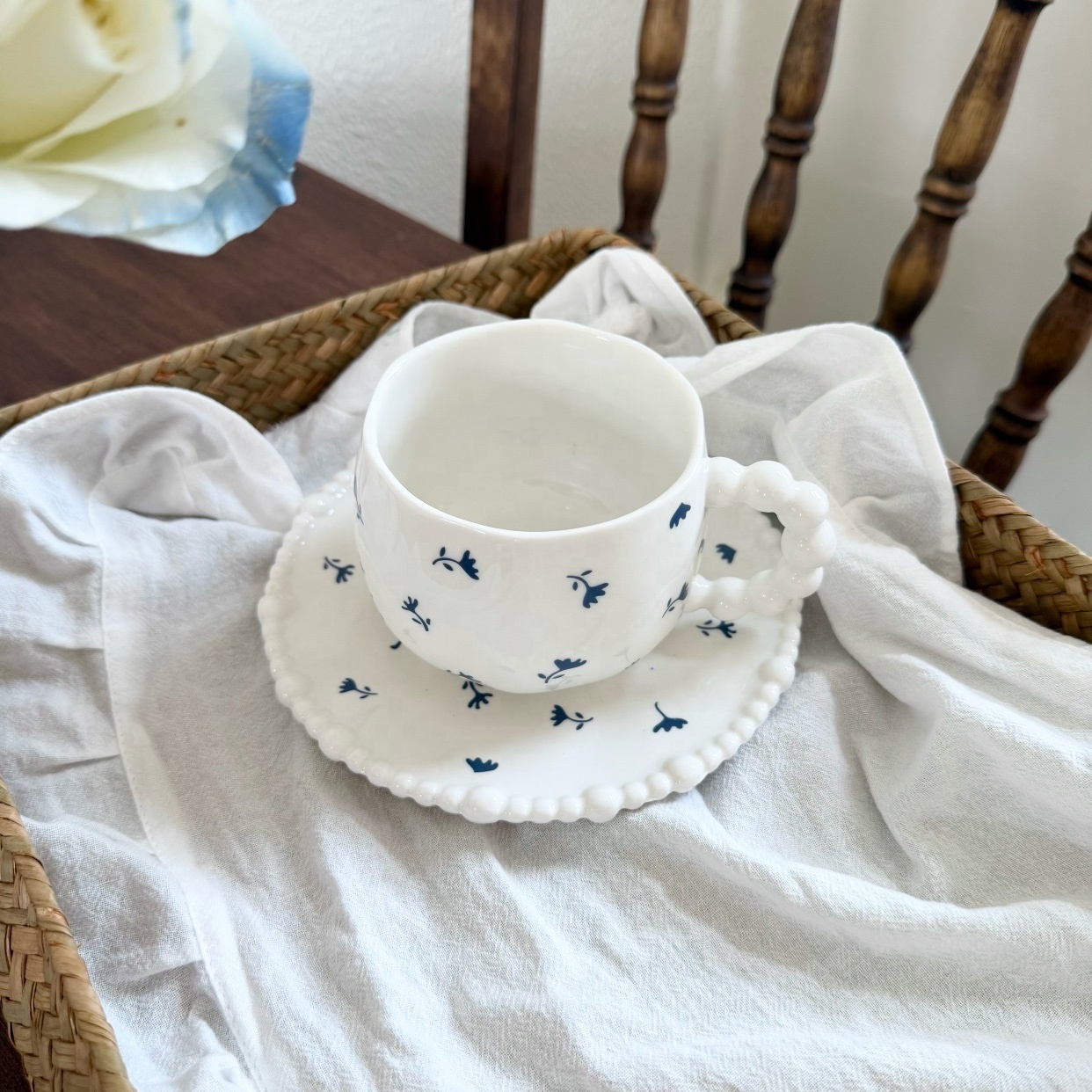 Tasse et soucoupe 320ml, motif fleurs bleu foncé.