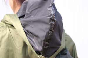 Impermeable Largo Color Verde Oliva con Capucha y Tiras Reflectantes para Trabajo Industrial - Product Image 5
