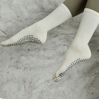 Chaussettes de yoga de haute qualité en gros femmes poignées antidérapantes chaussettes antidérapantes chaussettes Pilates Grip conception de logo personnalisé