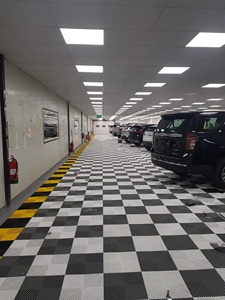 Dalles de sol de <span class=keywords><strong>garage</strong></span> en plastique ventilées et emboîtables, panneaux de grille amovibles en PP, tapis de lavage de voiture – Vente en gros - Product Image 5
