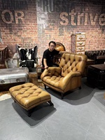 Fauteuil simple vintage capitonné en cuir huilé avec ottoman, style Chesterfield rétro américain pour villa et bar