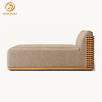 Canapé-lit modulaire de luxe avec sommier en bois et coussin texturé en lin, profil bas, pour extérieur, idéal pour piscine en montagne.